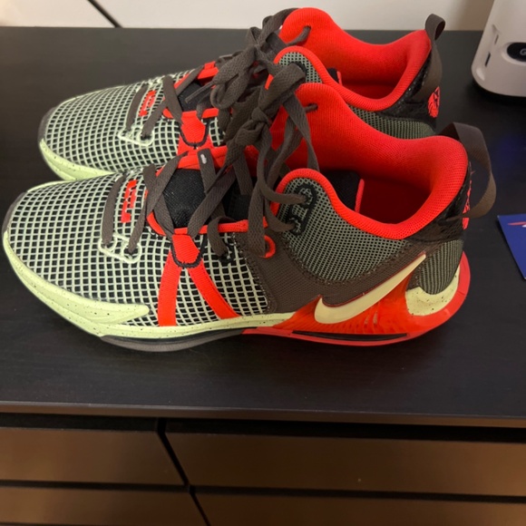 Shoes - Picture 5 of 12